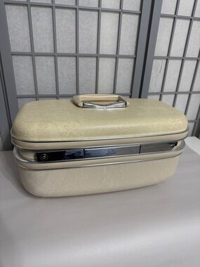 Vintage Cream Train Case Cosmetic Jewelry Box Jetliner hard case